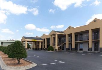 Hotel Super 8 By Wyndham Clarksville Northeast